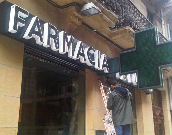 letras corporeas metacrilato y leds sobre chapa aluminio