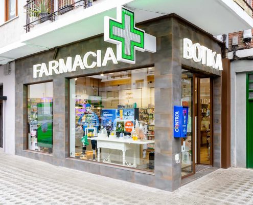 Perspectiva de fachada de farmacia Marta Olarreaga en Tolosa