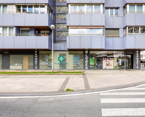 Fachada lorea de la farmacia Pilar Rostes Solans en Donosti (Gipuzcoa)