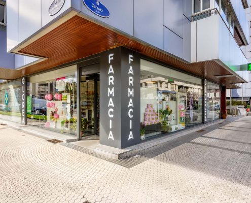 Perspectiva de fachada de la farmacia Pilar Rostes Solans en Donosti (Gipuzcoa)