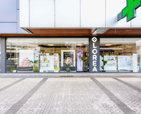 Fachada principal de de la farmacia Pilar Rostes Solans en Donosti (Gipuzcoa)