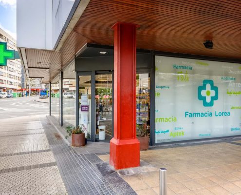 Vinilo de fachada de la farmacia Pilar Rostes Solans en Donosti (Gipuzcoa)